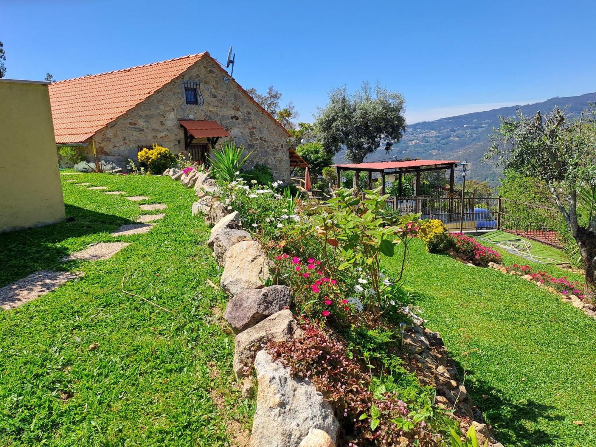 Chalet Cedrim Hillside